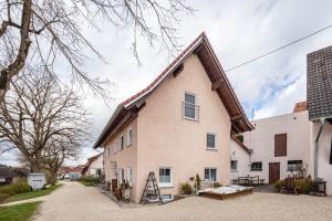 a large white house with a gambrel roof at Ferienhaus em Biehl in Frankenhofen