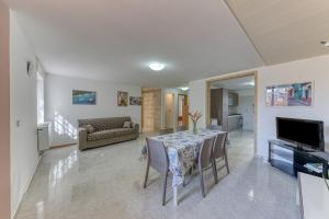 a living room with a table and a couch at Pilella in Alliste