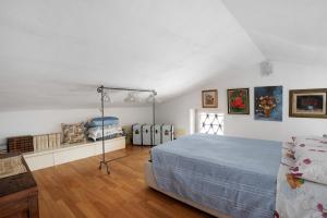 a bedroom with a bed in a room at La Vigna - Tra 5 terre e Versilia in Sarzana