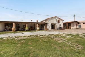 an old house with a yard in front of it at La Vigna - Tra 5 terre e Versilia in Sarzana