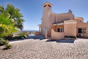 a house with a stone driveway in front of it at Quinta da Violeta in Loulé