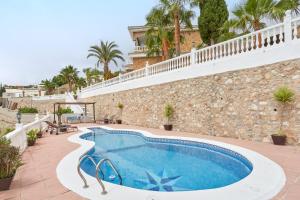a swimming pool in front of a building at Villa Soraida in Ítrabo