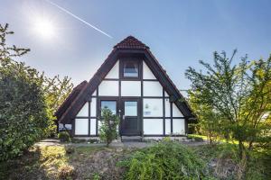 a small house with a thatched roof at Arosa in Bachenbrock