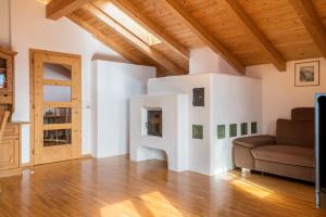 a living room with a couch and a tv at Funtnatsch Apartment Langkofel in Laion