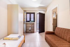 a living room with a couch and a table at Apollon Apartment in Póndi