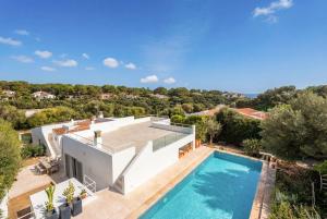 an aerial view of a villa with a swimming pool at Horizonte Sur in Binibeca