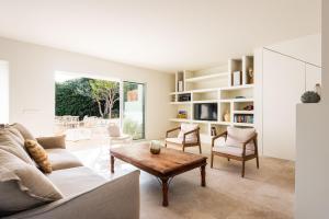 a living room with a couch and a table at Horizonte Sur in Binibeca
