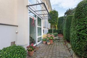 a garden with potted plants next to a building at Skyline-Blick in Bad Soden am Taunus