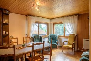 a dining room with a table and chairs at Gîte De Pipala in Mittlach