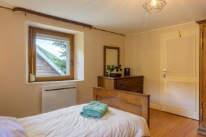 a bedroom with a bed and a window at Gîte De Pipala in Mittlach