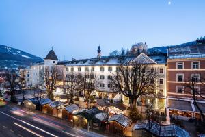 a city with buildings and a street with cars at Avia Living Maria in Brunico