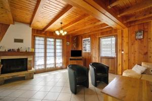 a living room with a couch and a table and chairs at La Grange Villard in Albiez-Montrond