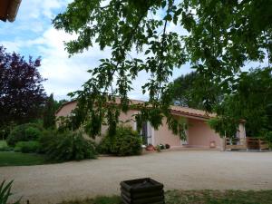 a house with a driveway in front of it at La Chambre aux Oiseaux in Cayriech