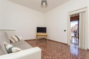 a living room with a couch and a tv at La Papuzzella in Puntalazzo