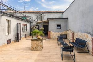 a patio with chairs and a table in a building at La Papuzzella in Puntalazzo
