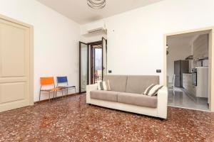 a living room with a couch and a table at La Papuzzella in Puntalazzo