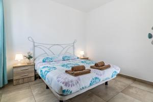 a bedroom with a bed with towels on it at Barlovento Apartment in Playa Honda