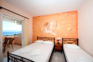 sypialnia z 2 łóżkami i balkonem w obiekcie Effie's House w mieście Ajos Nikolaos