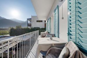 a balcony with a table and chairs on a building at Haus Burger Vilpian in Vilpiano