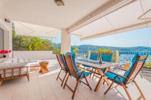 a patio with a table and chairs and a bed at Casa del Puerto in Port de Soller