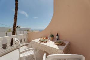 a table and chairs on a balcony with a view of the ocean at Seaview las Americas in Adeje