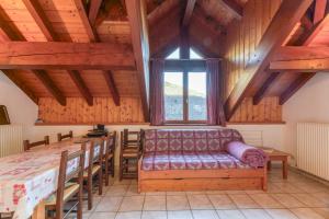 a room with a bench and a table and a window at Chalet de l'Ardoisière in Saint-Colomban-des-Villards