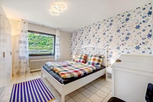 a bedroom with a bed and a window at Rheinferien in Kamp-Bornhofen
