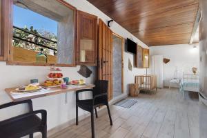 a kitchen with a table and chairs and a window at Hogar vacacional Maya in Santa Maria de Guia de Gran Canaria