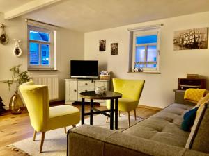a living room with a couch and chairs and a table at Ferienhaus bei Juste in Schotten