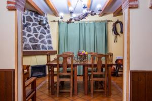 a dining room with a table and chairs at Casa Rural El Barranco in Mombeltrán
