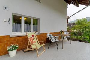 a patio with a table and chairs on a balcony at Ferienwohnung zum Pavillon in Mühlenbach