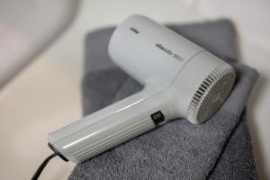 a white hair dryer sitting on a chair at Ferienwohnung zum Pavillon in Mühlenbach