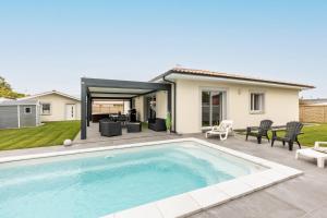 a swimming pool in the backyard of a house at Bassin d'arcachon in Arès