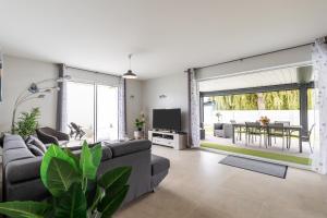 a living room with a couch and a table at Bassin d'arcachon in Arès