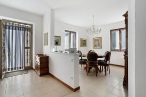 a kitchen and dining room with a table and chairs at Casa Vanda - 5 Terre in Arcola