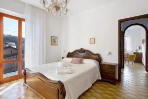 a bedroom with a large bed and a large window at Casa Vanda - 5 Terre in Arcola