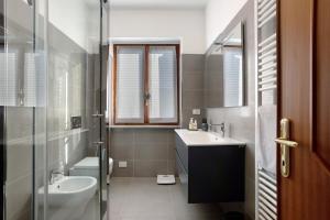 a bathroom with a sink and a toilet at Casa Vanda - 5 Terre in Arcola