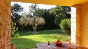 a table with a bowl of fruit on top of a yard at Apartament Can Pujadas in Regencós