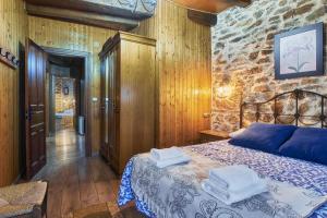 a bedroom with a bed with towels on it at Casa Rural Abuelo Jose in Robledo de las Traviesas +22 photos
