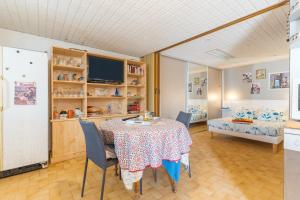 a dining room with a table and a bed at Les Cerisiers in Apt