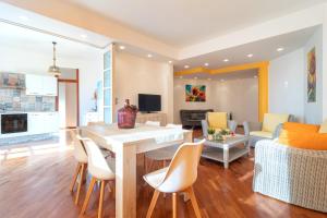 a kitchen and living room with a table and chairs at Sole e Girasoli in Molfetta