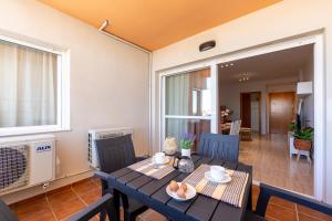 a dining room with a table and chairs at Rincon de Almerimar Palm Beach Golf in Almerimar