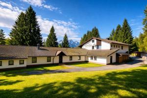 a house with a large yard with a driveway at Hotel Schachten in Lindberg