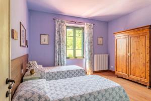 a bedroom with two beds and a window at Alba al Rifugio Arcobaleno in Popiglio +16 photos