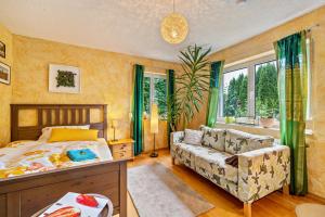 a bedroom with a bed and a couch at Schönes Zimmer mit eigenem Bad in Albstadt