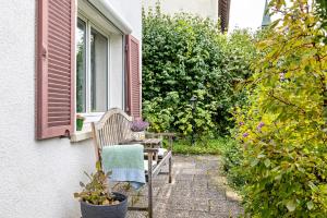 a bench sitting on the side of a window at Schönes Zimmer mit eigenem Bad in Albstadt