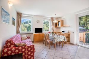 a living room with a table and a dining room at Casa Penasa App 3 in Commezzadura