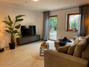a living room with a couch and a tv at Casa Schneck in Longkamp