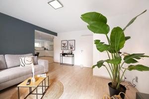 a living room with a couch and a large plant at Casa Schneck in Longkamp