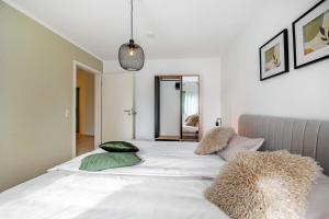 a bedroom with a bed with two pillows on it at Casa Schneck in Longkamp